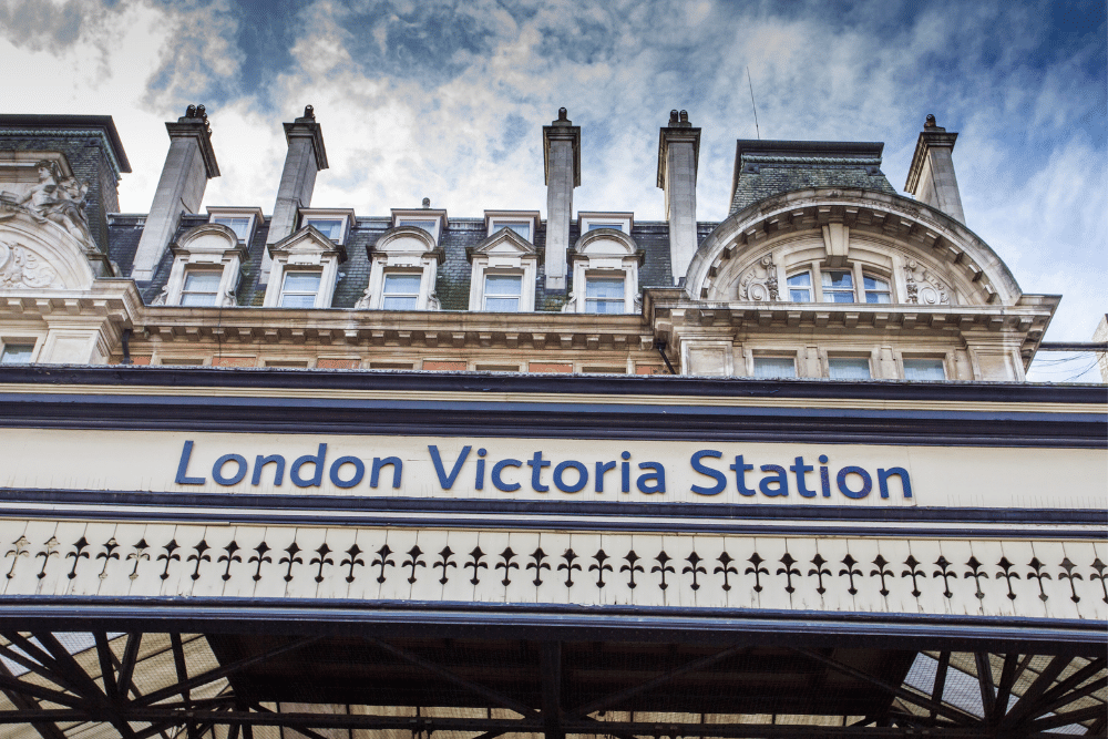 the sign for london victoria station