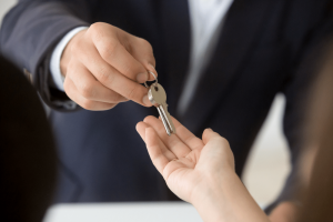 landlord giving a tenant their house keys