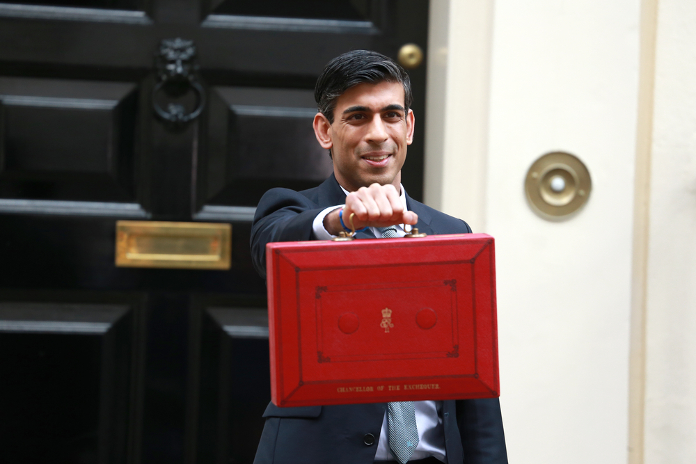 rishi sunak holding briefcase outside downing street