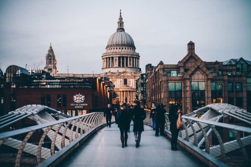 London, people on an bridge